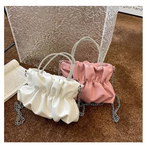 Détails de sacs nuage plissés en blanc perle et rose avec poignées en cristal