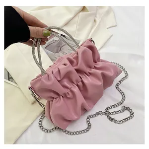 Détail du sac nuage plissé rose avec doubles poignées en strass et chaîne argentée