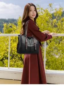 Détail d'un grand sac fourre-tout avec panneaux noir et marron et surpiqûres contrastées