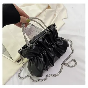 Détail du sac nuage noir plissé avec poignée en strass brillants et chaîne argentée
