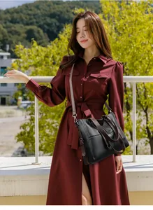 Détail d'un grand sac cabas en cuir noir et marron avec une bandoulière amovible