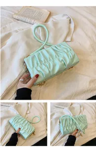 Detail der mintgrünen Falten-Cloud-Bag mit Rundgriff und goldener Metallkette