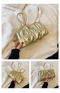 Detailansicht der gold-metallischen Cloud-Bag mit Raffungen, Kettenriemen und Ledergriff