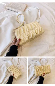 Detailansicht der cremegelben Falten-Cloud-Bag aus weichem Kunstleder mit feiner Textur