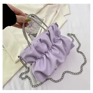 Détail du sac nuage plissé lilas avec poignées en strass et bandoulière chaîne argent