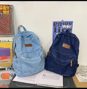 Nahaufnahme von Vintage-Jeans-Rucksäcken in Hell- und Dunkelblau mit Leder-Logo