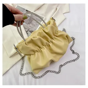 Gros plan du sac nuage plissé jaune pâle avec des poignées rondes serties de strass