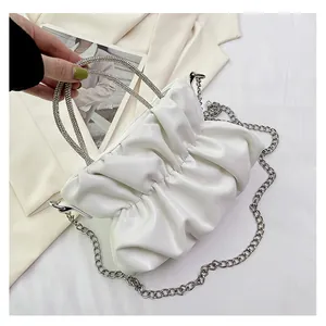 Détail du sac nuage blanc plissé avec poignée en strass et bandoulière en chaîne dorée