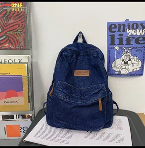 Detailaufnahme des Vintage Denim Rucksacks mit Leder-Logo und Metall Reißverschluss