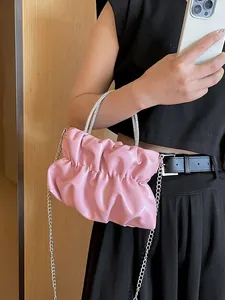 Sac nuage plissé rose avec poignée en strass et bandoulière chaîne pour femme
