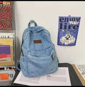 Detailansicht vom Vintage-Rucksack aus hellblauem Denim mit Leder-Zippern und Fronttasche