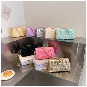 Sammlung von Falten-Cloud-Bags in acht Farben auf metallischen Stufen präsentiert
