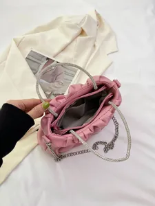 Sac nuage plissé rose avec poignée en strass brillants et bandoulière chaîne argent