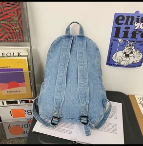 Detailansicht der verstellbaren breiten Schultergurte an einem hellblauen Denim-Rucksack