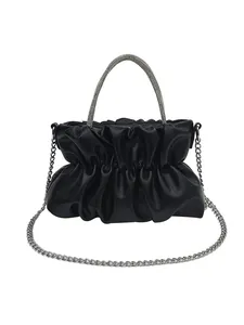 Sac nuage froncé noir élégant avec poignée en strass et bandoulière en chaîne argentée