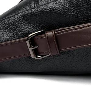 Sac fourre-tout en cuir grainé noir avec sangle marron et boucle en métal foncé