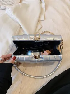 Silberne Falten-Schultertasche mit goldener Kette und Metallic-Finish für Damen