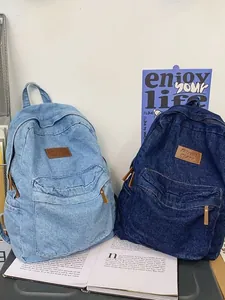 Vintage Denim Rucksack in Hell- und Dunkelblau mit Vordertasche und Leder-Patch-Detail