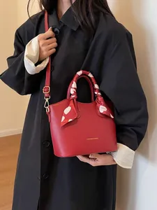 Sac à main chic en cuir PU rouge avec poignée foulard à cœurs et bandoulière réglable