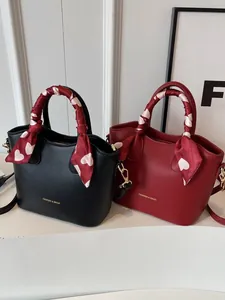 Grand sac à main minimaliste en cuir PU noir et bordeaux avec anse décorée d'un foulard
