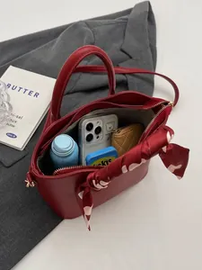 Grand sac seau rouge en cuir avec foulard à pois et intérieur spacieux pour femme