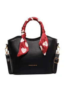 Sac seau noir minimaliste avec anse en foulard de soie et bandoulière réglable