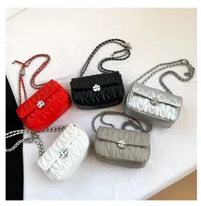 Détails de cinq sacs à bandoulière matelassés avec bandoulière chaîne et fermoir en métal