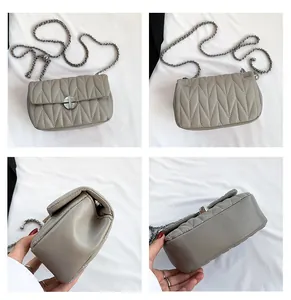 Détail du sac à bandoulière matelassé taupe avec chaîne et boucle ronde en métal