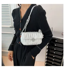 Détail du sac en cuir blanc avec coutures en V et fermoir métallique argenté chic