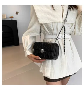 Détail du sac bandoulière en cuir matelassé noir avec chaîne argentée et fermoir