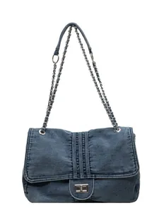 Μπλε τσάντα denim με ασημί αλυσίδα και μεταλλικό περιστρεφόμενο κλείδωμα σε λευκό φόντο