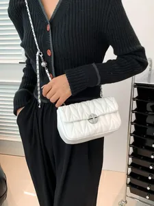 Sac à bandoulière matelassé blanc élégant avec chaîne argentée et fermoir métallique