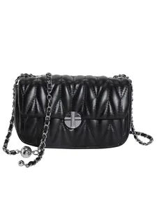 Sac bandoulière noir matelassé avec couture en V et chaîne argentée à boule décorative