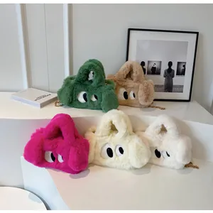 Dettaglio di cinque borse di peluche colorate con grandi occhi e tracolla a catena