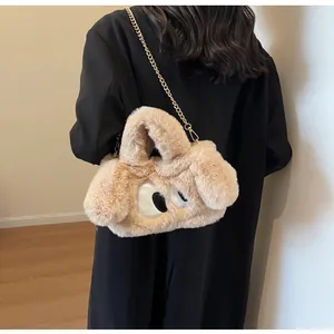 Dettaglio della borsa a cane in peluche con texture soffice e tracolla a catena d'oro