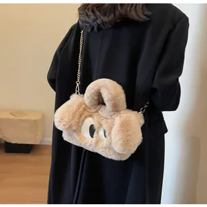 Dettaglio della borsa a cucciolo in peluche beige con catena su cappotto nero