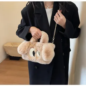 Dettaglio borsa di peluche a forma di cane con ecopelliccia e tracolla a catena dorata