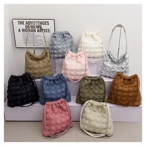 Detailweergave van 10 kleuren gewatteerde puffer bucket bags met trekkoordsluiting