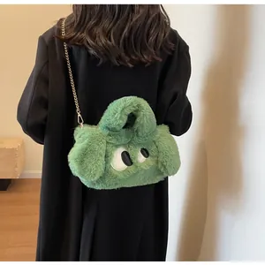 Borsa a tracolla in peluche verde con occhi di cartone animato e catena dorata su modella