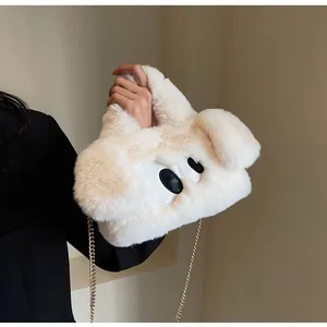 Dettaglio della borsa a forma di cane in peluche bianco con tracolla a catena dorata