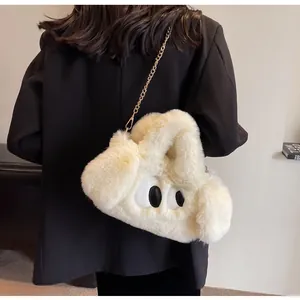 Borsa a tracolla in peluche bianca con grandi occhi e catena in metallo dorato