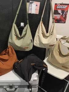 Minimalist large capacity canvas tote bag with crossbody strap for stylish daily commuting