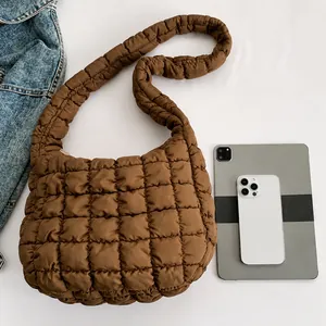 Bruine gewatteerde shopper tas getoond met een tablet om de grote capaciteit te tonen