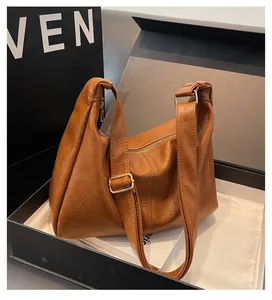 Bruine vintage hobo tas met rimpeltextuur in geschenkdoos met verstelbare schouderband