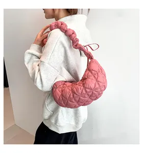 Seitenansicht der rosa gesteppten Halbmond-Tasche mit plissiertem Schultergurt und Rüschen