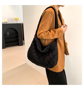 Schwarze gesteppte Hobo-Tasche mit weicher Cord-Textur und großem Fassungsvermögen