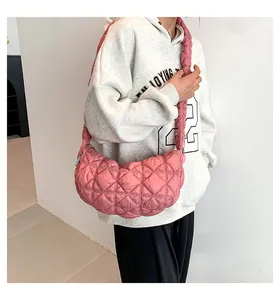 Nahaufnahme der rosa gesteppten Puffer-Tasche mit dickem geflochtenem Schulterriemen