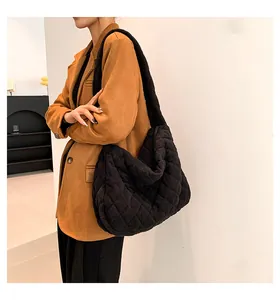 Detailaufnahme der schwarzen Stepptasche aus weichem Kord mit Rautenmuster-Steppung