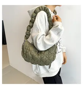 Detail der armeegrünen gesteppten Wolktasche mit weichem Nylon und gerafftem Trageriemen