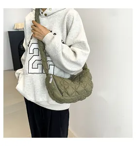 Detail der olivgrünen gesteppten Cloud-Bag mit Rautenmuster und breitem Schultergurt